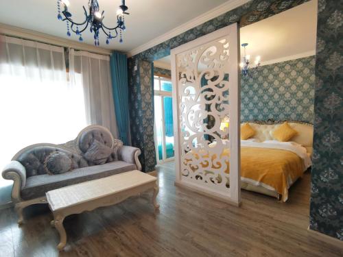 1 queen bed, 1 twin bed
