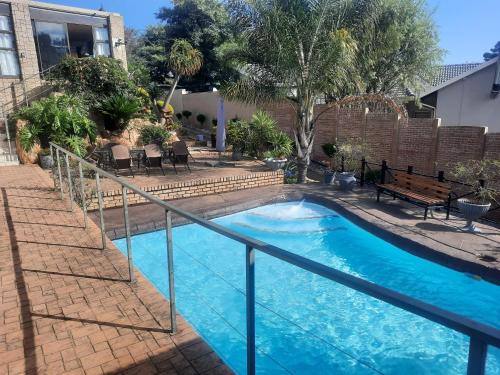 Swimming pool, Aviators Retreat B&B in Krugersdorp