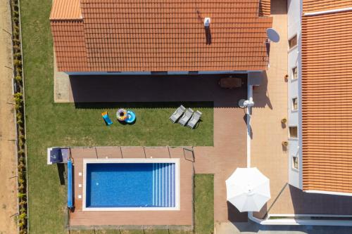 VILLA SOBRAL - Moradia com piscina aquecida para 10 a 12 min de Armação