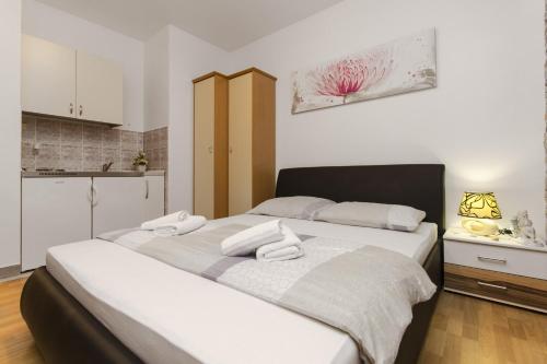 Studio Apartment image 6