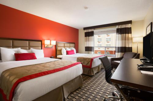2 queen beds