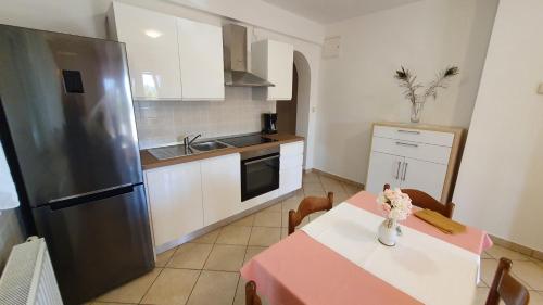 One-Bedroom Apartment image 5