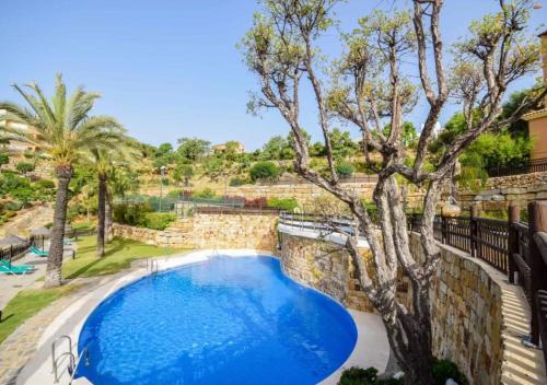 Marbella Sun Apartment - lush garden and sea view