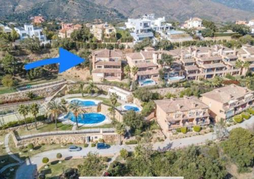 Marbella Sun Apartment - lush garden and sea view