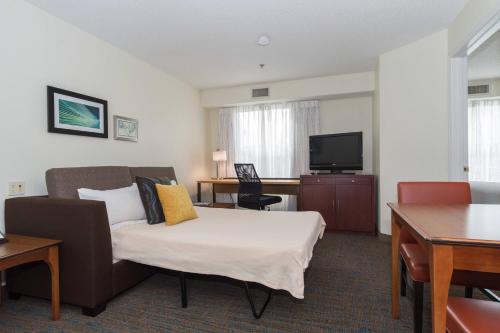 1 queen bed, 1 sofa bed