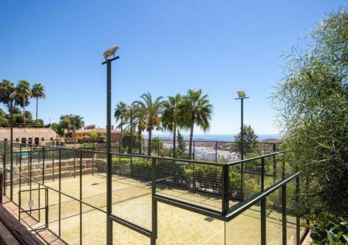 Marbella Sun Apartment - lush garden and sea view