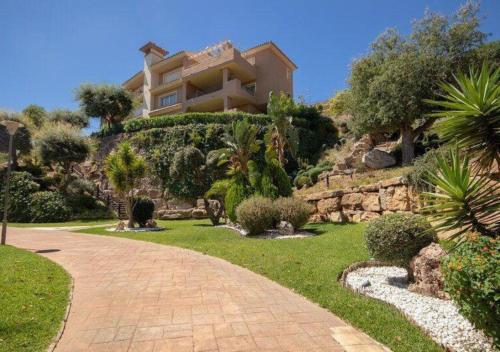 Marbella Sun Apartment - lush garden and sea view