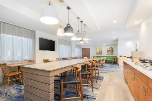 Food and beverages, Fairfield by Marriott Inn & Suites Houston Humble in Humble