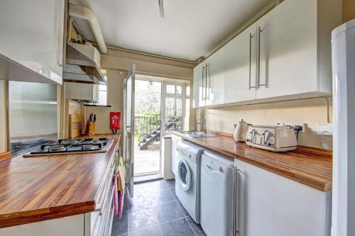 2 bed flat - SW London with parking