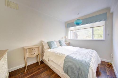 2 bed flat - SW London with parking