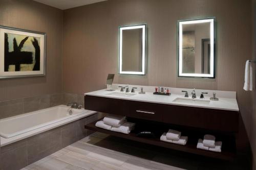 Buffalo Marriott at LECOM HARBORCENTER - image 6