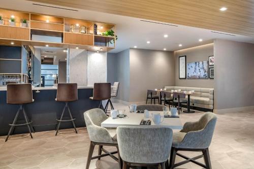 Bar/ Salón, Sheraton Suites Wilmington Downtown in Wilmington