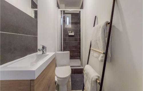 Fürdőszoba, Amazing Apartment In Épinay-Sur-Seine (Amazing Apartment In Epinay-Sur-Seine) in Epinay-sur-Seine
