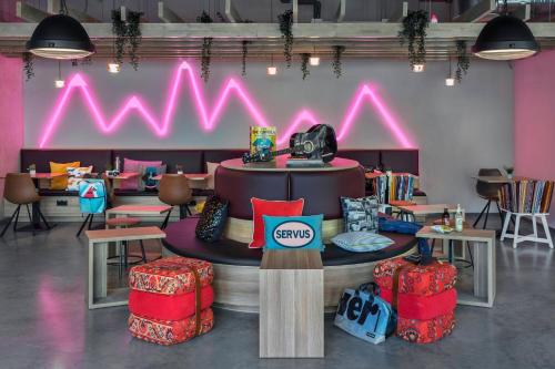 Moxy Munich Ostbahnhof - image 3