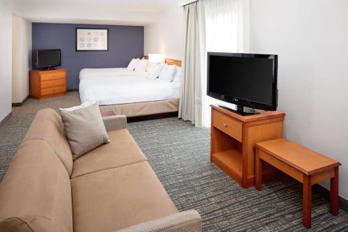 2 queen beds, 1 sofa bed