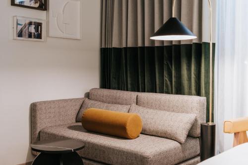 Classic King Room with City View image 6