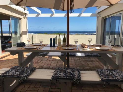La Mer, a beautiful seafront home in Sandbaai, Hermanus