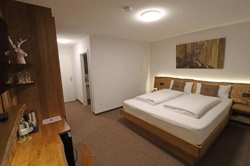 Deluxe Double Room (2 Adults + 1 Child)