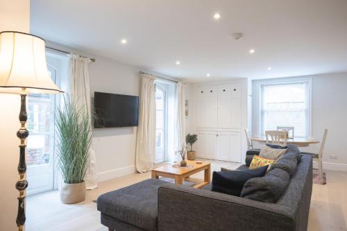 Spacious 2BR Victorian Cheltenham flat in Cotswolds Sleeps 6 - FREE Parking