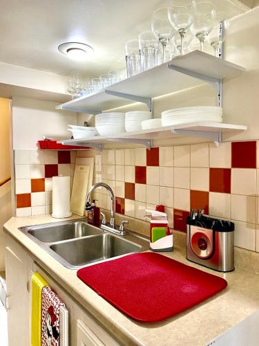 Cozy Private Room with Shared Bathroom on the 1st Floor - Conveniently Located near SeaTac Airport and Downtown Cozy Private Room with Shared Bathroom on the 1st Floor - Conveniently Located near SeaTac Airport and Downtown