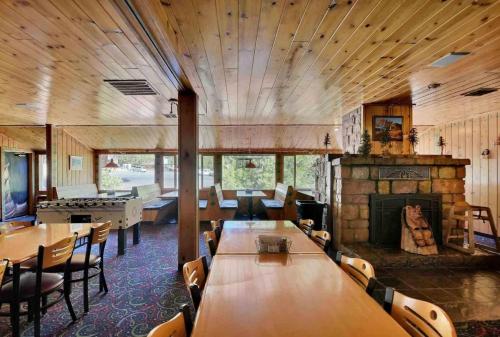 Étterem, Strawberry Inn in Pinecrest (CA)