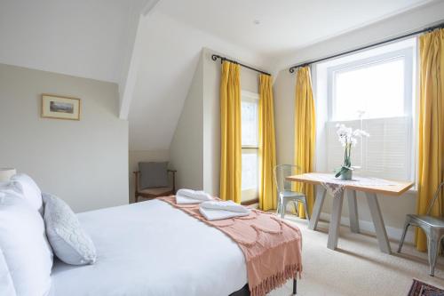 Picture of Spacious 3Br Victorian Cheltenham Loft Flat In Cotswolds Sleeps 8 - Free Parking