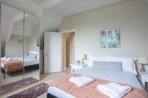 Picture of Spacious 3Br Victorian Cheltenham Loft Flat In Cotswolds Sleeps 8 - Free Parking