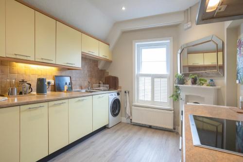 Picture of Spacious 3Br Victorian Cheltenham Loft Flat In Cotswolds Sleeps 8 - Free Parking