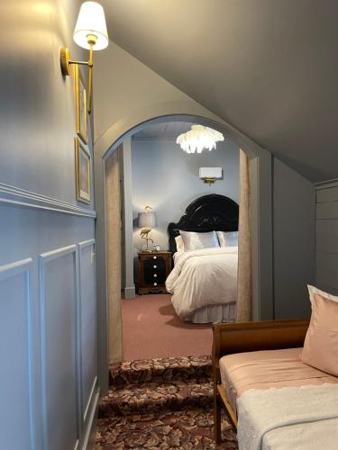 1 queen bed, 1 twin bed