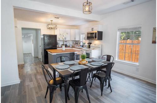 Charming 4BR2BA Only 5 mins Downtown Riverwalk in San Antonio, USA