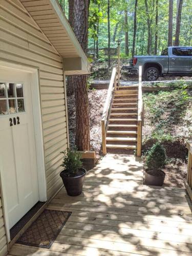 Gold Dust Delight - Cozy Cottage In The Woods in Dahlonega, USA