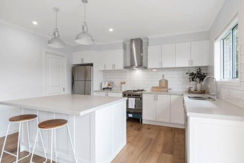 Kitchen, Rosebud Lovely House 2 - Mornington Peninsula 4 BR 3 Bath 2 story holiday house - BBQ - Beach - Hot  near Herman Street Reserve