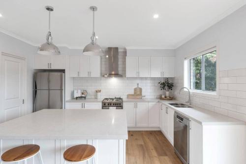 Kitchen, Rosebud Lovely House 2 - Mornington Peninsula 4 BR 3 Bath 2 story holiday house - BBQ - Beach - Hot  near Herman Street Reserve