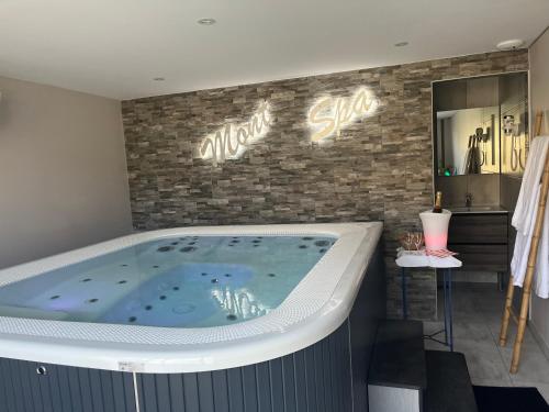Spa, Le Relais de la Fontaine & Jacuzzi in Lonny