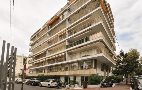 One-Bedroom Apartment in Cannes - image 3