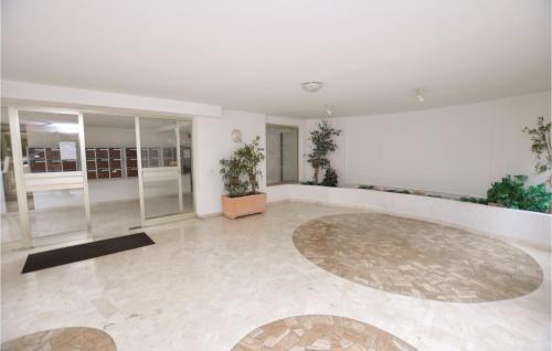 One-Bedroom Apartment in Cannes - image 8