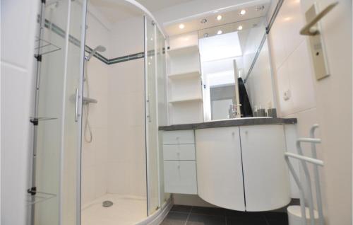 One-Bedroom Apartment in Cannes - image 10