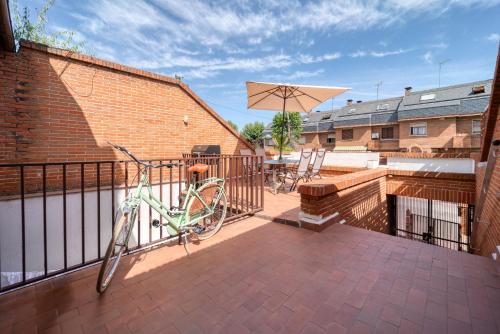 شرفة/ تراس, A CASACAFÉ Madrid Pozuelo Estación Private Rooms (A CASACAFE Madrid Pozuelo Estacion Private Rooms) in بزول د الركن