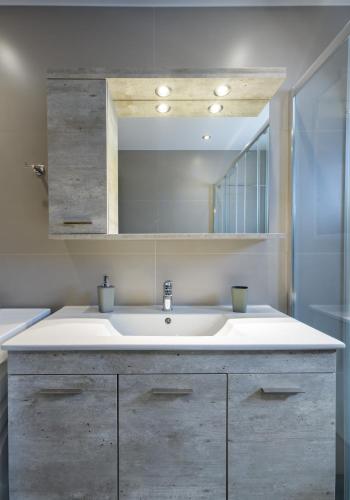 Stylish 2BR flat with stunning views & prv parking - image 6