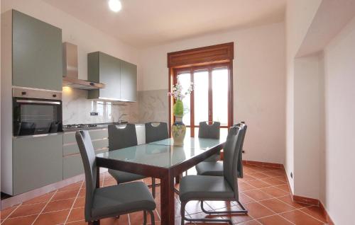 virtuve, 4 Bedroom Stunning Home In Roccadaspide in Roccadaspide