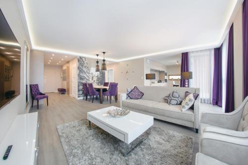 Instalações, Aura, Sun & Snow in Velho Subúrbio