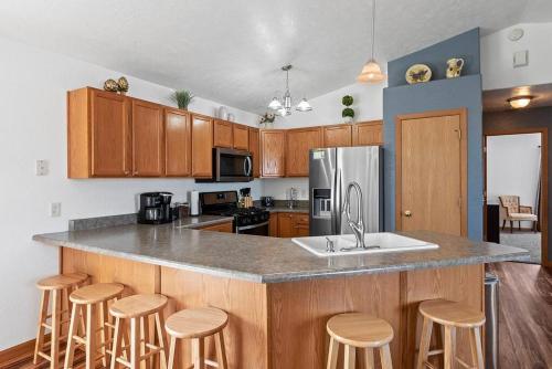 Konyha, Stylish 5 BR- LG Fenced Backyard and Playground in Summerset