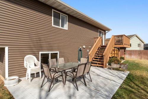 A szálláshely kívülről, Stylish 5 BR- LG Fenced Backyard and Playground in Summerset