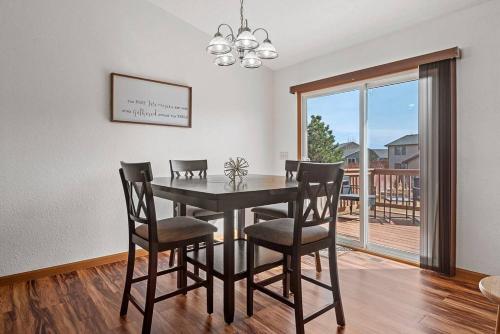 Létesítmények, Stylish 5 BR- LG Fenced Backyard and Playground in Summerset