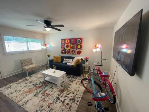 Modern ~ Comfortable ~ Downtown, Queen beds, Bikes - Apartment - Greenville