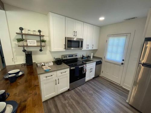 Modern ~ Comfortable ~ Downtown, Queen beds, Bikes in Greenville, USA