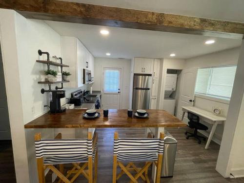 Modern ~ Comfortable ~ Downtown, Queen beds, Bikes in Greenville, USA