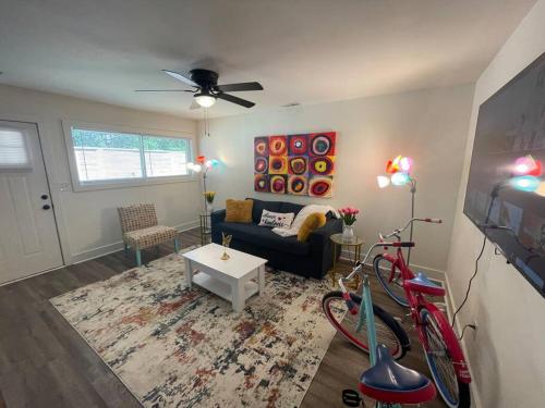 Modern ~ Comfortable ~ Downtown, Queen beds, Bikes in Greenville, USA