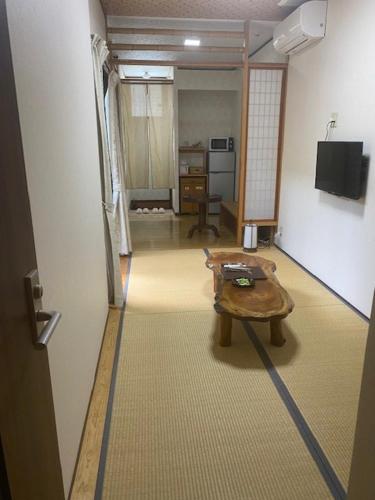 1 twin bed, 2 futon beds