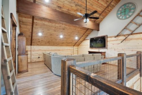 Set the Hook by KABINO Fire Pit Sleeper Sofa Loft 2 Living Rooms Grill WiFi, Island Park (Foto 7)